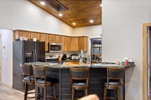 Stylish Lodge Fire Pit Hot Tub & Forest Views