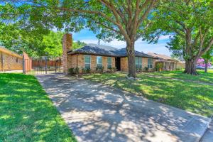 Edgewater Retreat Rowlett TX 4 bedrooms 2 bathrooms 2 car garage