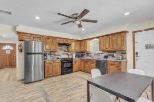 Edgewater Retreat Rowlett TX 4 bedrooms 2 bathrooms 2 car garage