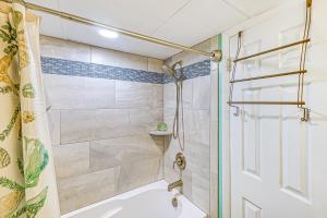 Oceanfront Oasis - Private Balcony, Ocean Views, Full Kitchen, Steps to Beach - East Winds 502