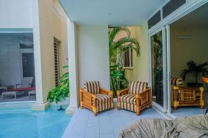 The Island Nook Barbados, Poolside Retreat by the Gap