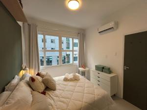 Steps from Copacabana Beach -300 meters from the beach - com vaga de garagem gratuita