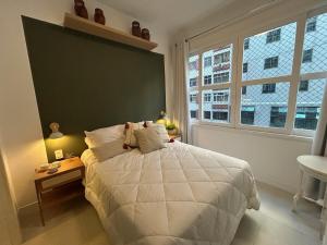 Steps from Copacabana Beach -300 meters from the beach - com vaga de garagem gratuita