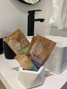 Steps from Copacabana Beach -300 meters from the beach - com vaga de garagem gratuita