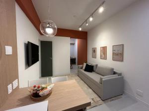 Steps from Copacabana Beach -300 meters from the beach - com vaga de garagem gratuita