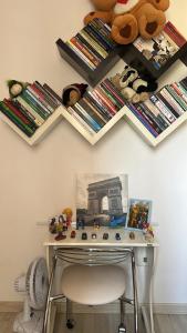 01 quarto em meu apartamento comigo hospedado