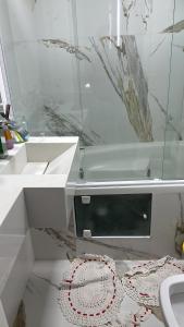 01 quarto em meu apartamento comigo hospedado