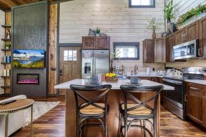 Dogwood Dell Cabin - Hot Tub - King Bed - Fire Pit- Family Friendly