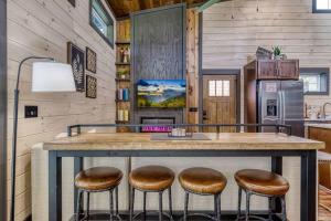 Dogwood Dell Cabin - Hot Tub - King Bed - Fire Pit- Family Friendly