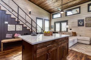 Dogwood Dell Cabin - Hot Tub - King Bed - Fire Pit- Family Friendly