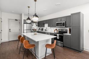 New Downtown Apartment - Next to Motor Speedway