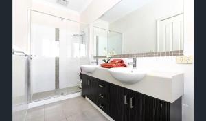 2 Executive Coastal Stay Modern 4BR Near the Shore