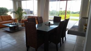 Casa con jardín frente al mar