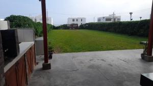 Casa con jardín frente al mar