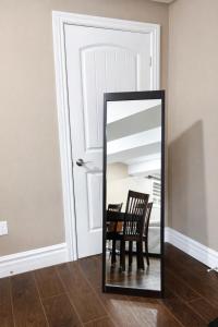 Executive 2BR Lower Suite Private & Spacious Close to USA Border