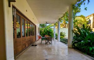 Ground Floor Condo with Pool & Garden Near Beach