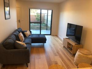 ModernStylish 2 bedroom courtyard Free Parking