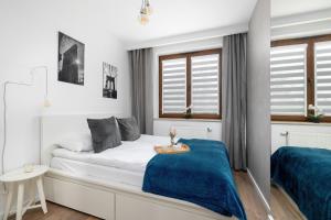 White and Grey Apartment in Cracow with Parking by Noclegi Renters