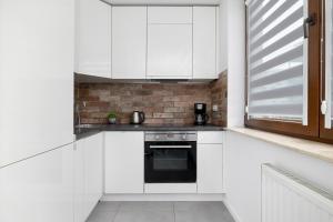 White and Grey Apartment in Cracow with Parking by Noclegi Renters