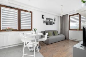 White and Grey Apartment in Cracow with Parking by Noclegi Renters