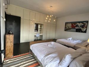 Cozy Super King Bed with Balcony SharedBungalow PJ
