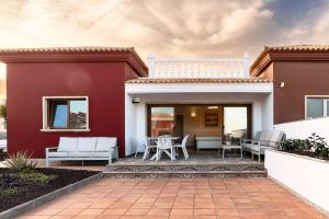 Villa La Perla - Cliffside Retreat