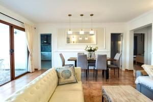 Villa La Perla - Cliffside Retreat