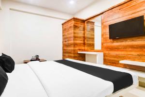 Collection O Indore Gandhi Hall