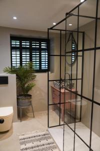 The Rapids Cottage-Secret woodland cottage with outdoor 4 person jetted bath