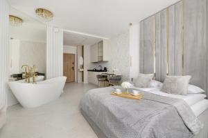 Eleganckie Apartamenty z Parkingiem w Centrum Katowic Przy Rynku by Noclegi Renters