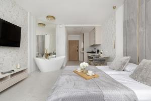 Eleganckie Apartamenty z Parkingiem w Centrum Katowic Przy Rynku by Noclegi Renters