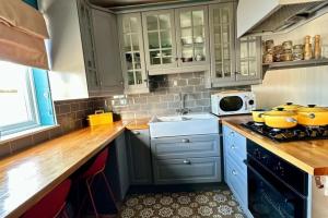 Dog-friendly Seaview Apartment