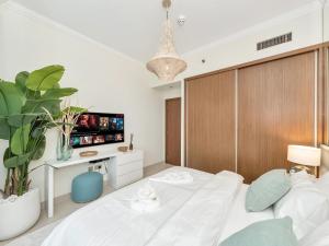 Palm and Marina Views in NEW Palace Beach Residence