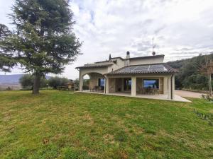 Villa Melissa with a pool in the tranquility of the hills with a view of Lake Trasimeno
