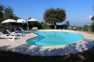 Villa Melissa with a pool in the tranquility of the hills with a view of Lake Trasimeno