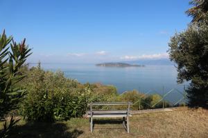 Villa Melissa with a pool in the tranquility of the hills with a view of Lake Trasimeno
