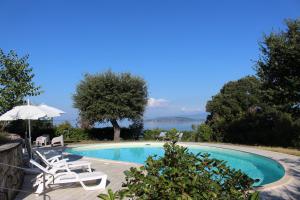 Villa Melissa with a pool in the tranquility of the hills with a view of Lake Trasimeno