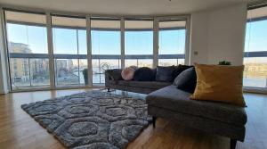 Spacious 2-Bedroom Riverside Apartment with River Views - Greenwich London