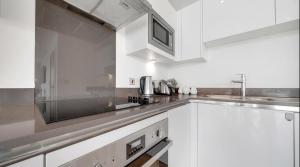 Spacious 2-Bedroom Riverside Apartment with River Views - Greenwich London