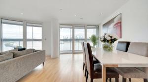 Spacious 2-Bedroom Riverside Apartment with River Views - Greenwich London