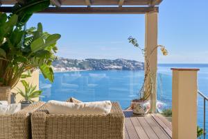 Beautiful House With Splendid Sea