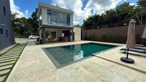 3BR Condo by the Airport Pool Gym Parking Security