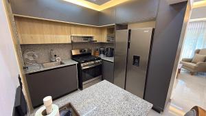 3BR Condo by the Airport Pool Gym Parking Security