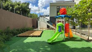 3BR Condo by the Airport Pool Gym Parking Security