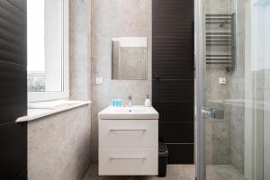 Kino Femina Homely Apartment by BookingHost