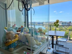 Spacious 3BR Waterfront Apt Pool Gym Free Parking