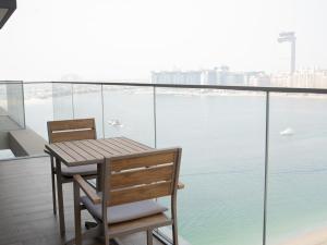 Marina Beachfront Oasis Infinity Pool & Modern Comfort