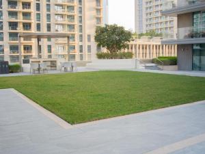 Marina Beachfront Oasis Infinity Pool & Modern Comfort