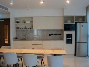 Marina Beachfront Oasis Infinity Pool & Modern Comfort