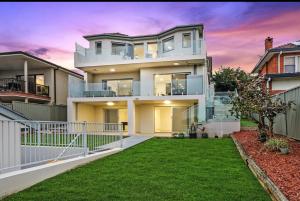 Regal Skyline - Executive Firework room with city view - Private bathroom Living room and Walk-in wardrobe One minute walk to station